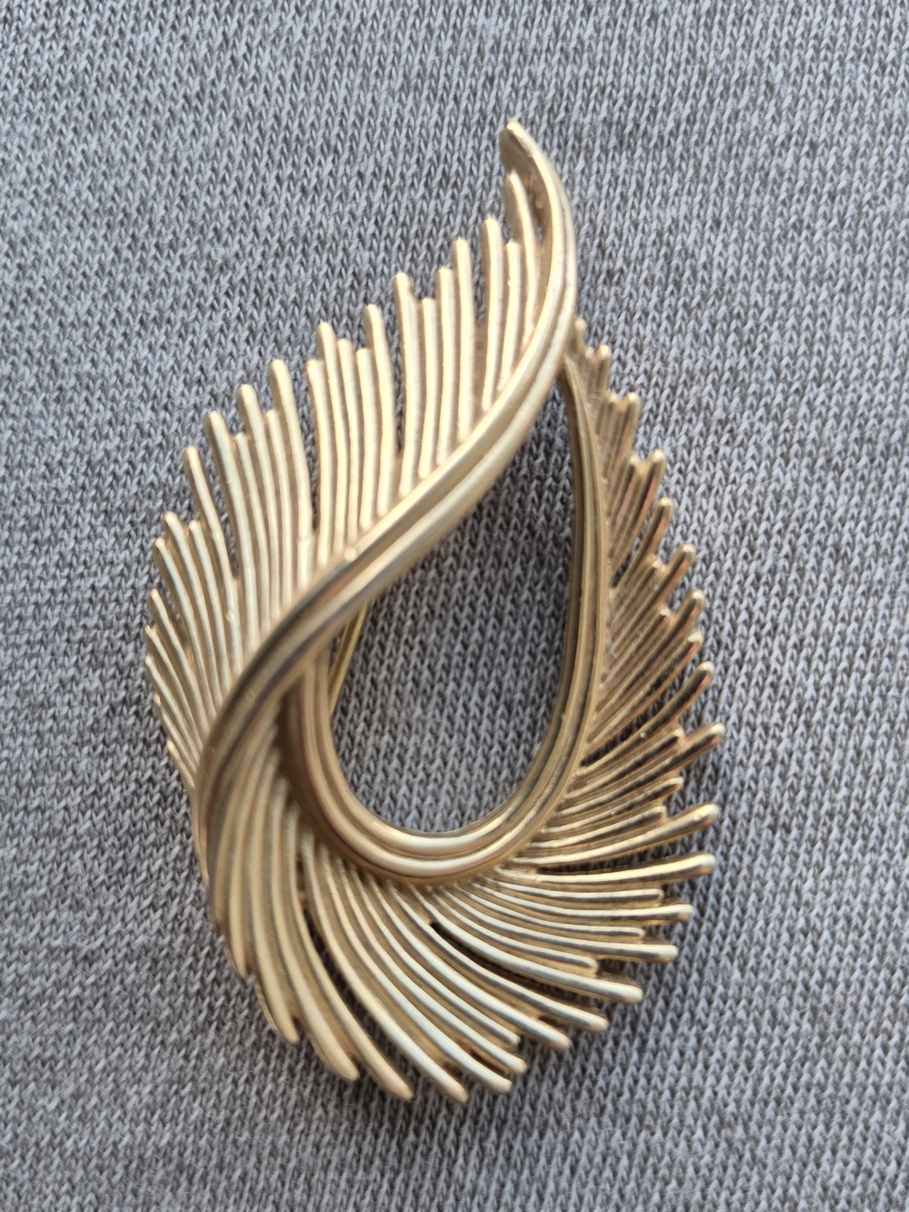 Elegant Gold-Tone Feather Loop Brooch - Women Jewelry